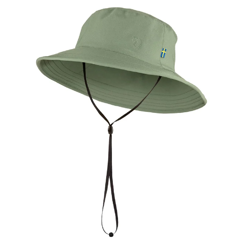 Classic straw sun hat for men with a relaxed fit for summer outdoor activities -Fjallraven Abisko Sun Hat Jade Green