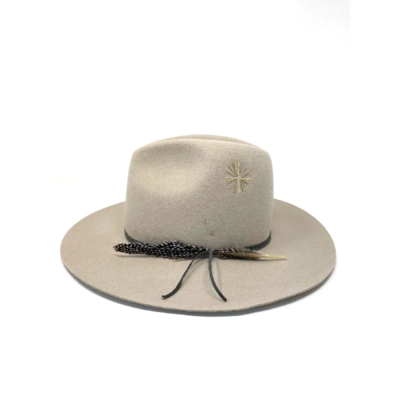 Classic felt hat with soft wool texture -BROOKLYN FEDORA embellished Navajo white