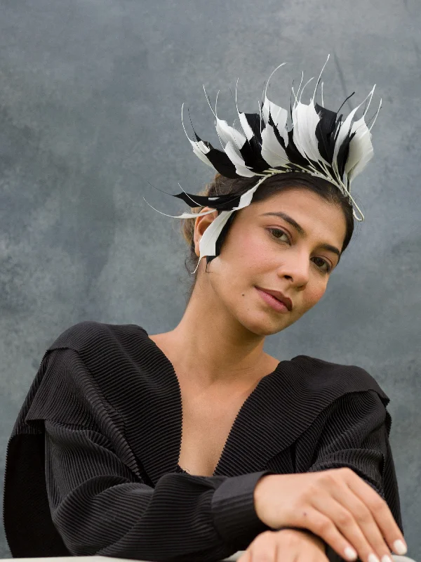 Lightweight wool felt hat for summer wear -Isabella- black and white feather extension