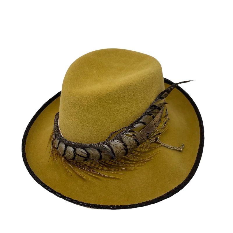 Elegant felt hat with delicate feather trim -Seer Woman