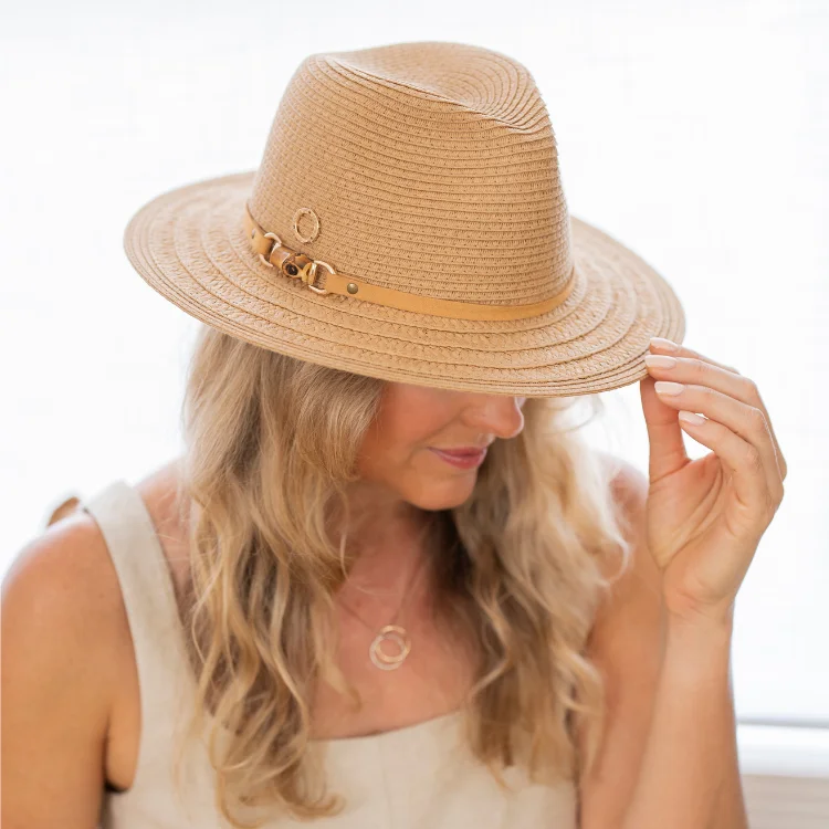 Vintage-inspired straw cloche hat for women with a retro and feminine design -Sundaise Lydia Panama - Natural