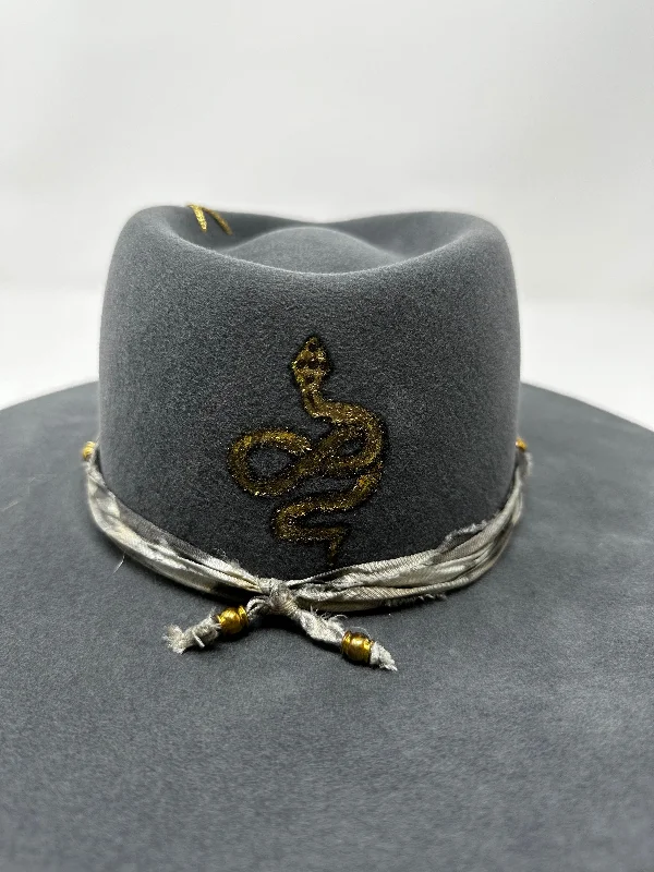 Handcrafted felt hat with eco-friendly materials -Motana fedora color ash blue with painted snake