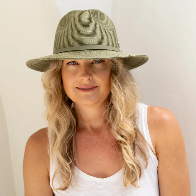 Natural fiber straw hat for women with sustainable materials and eco-friendly style -Sundaise Irene Panama - Olive