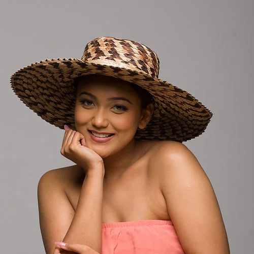 Elegant felt hat with delicate feather trim -Dorado - Mixed straw sun hat and a stylish hatband